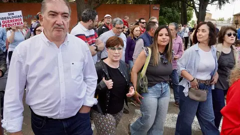 La Plataforma de Familiares lidera una protesta multitudinaria que exige una atención pediátrica digna en el centro de salud de la comarca
