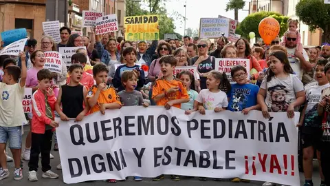 La Plataforma de Familiares lidera una protesta multitudinaria que exige una atención pediátrica digna en el centro de salud de la comarca
