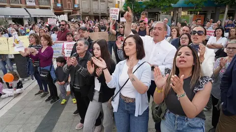 La Plataforma de Familiares lidera una protesta multitudinaria que exige una atención pediátrica digna en el centro de salud de la comarca
