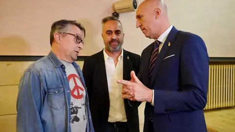 La Federación de Servicios, Movilidad y Consumo de UGT en Castilla y León celebra sus Jornadas de Acción sindical y Negociación Colectiva, Juventud, Mujeres y personas LGTBI. El secretario general de UGT Castilla y León, Óscar Lobo, atiende a los medios junto al secretario general de FeSMC UGT CyL, Héctor Yágüez Martín, la secretaria de Acción Sindical y Coordinación Sectorial de FeSMC UGT CyL, Mónica Gay Ceñal, y el vicesecretario General Área externa de FeSMC, Pedro Aller. Foto: Campillo.