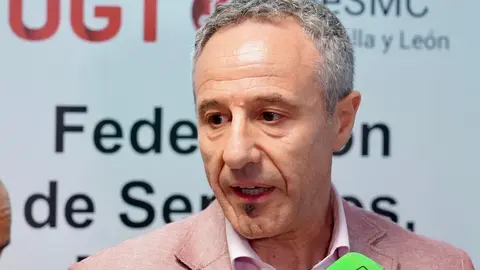 La Federación de Servicios, Movilidad y Consumo de UGT en Castilla y León celebra sus Jornadas de Acción sindical y Negociación Colectiva, Juventud, Mujeres y personas LGTBI. El secretario general de UGT Castilla y León, Óscar Lobo, atiende a los medios junto al secretario general de FeSMC UGT CyL, Héctor Yágüez Martín, la secretaria de Acción Sindical y Coordinación Sectorial de FeSMC UGT CyL, Mónica Gay Ceñal, y el vicesecretario General Área externa de FeSMC, Pedro Aller. Foto: Campillo.