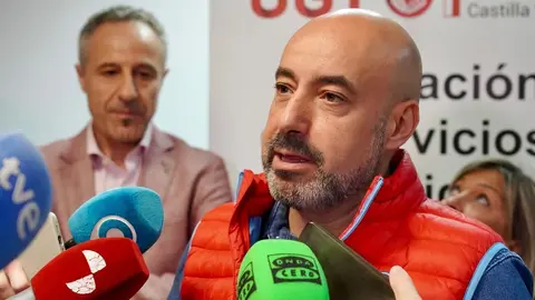 La Federación de Servicios, Movilidad y Consumo de UGT en Castilla y León celebra sus Jornadas de Acción sindical y Negociación Colectiva, Juventud, Mujeres y personas LGTBI. El secretario general de UGT Castilla y León, Óscar Lobo, atiende a los medios junto al secretario general de FeSMC UGT CyL, Héctor Yágüez Martín, la secretaria de Acción Sindical y Coordinación Sectorial de FeSMC UGT CyL, Mónica Gay Ceñal, y el vicesecretario General Área externa de FeSMC, Pedro Aller. Foto: Campillo.