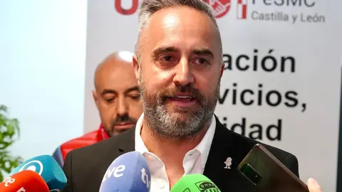 La Federación de Servicios, Movilidad y Consumo de UGT en Castilla y León celebra sus Jornadas de Acción sindical y Negociación Colectiva, Juventud, Mujeres y personas LGTBI. El secretario general de UGT Castilla y León, Óscar Lobo, atiende a los medios junto al secretario general de FeSMC UGT CyL, Héctor Yágüez Martín, la secretaria de Acción Sindical y Coordinación Sectorial de FeSMC UGT CyL, Mónica Gay Ceñal, y el vicesecretario General Área externa de FeSMC, Pedro Aller. Foto: Campillo.