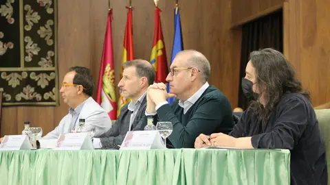 El jurado compuesto por José Antonio Crespo, Ángel González Martínez, Javier Calvo, director de EL HERALDO DE LEÓN, y Javier R. de la Varga. / ULE