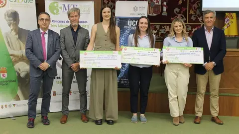 Las tres ganadoras con representantes de organización y patrocinadores. / ULE