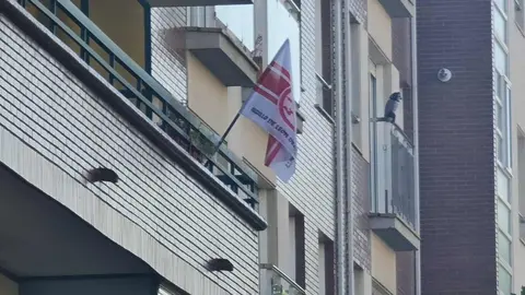 Banderas en balcones, cánticos en colegios y motos decoradas anuncian la llegada de una cita histórica: el duelo decisivo ante el Andorra.