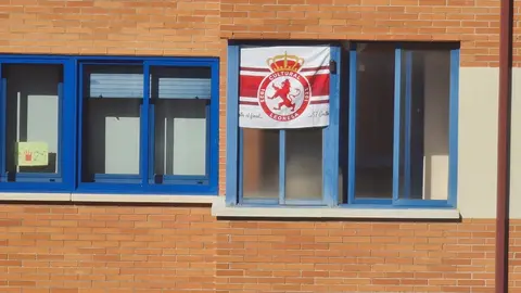Banderas en balcones, cánticos en colegios y motos decoradas anuncian la llegada de una cita histórica: el duelo decisivo ante el Andorra.