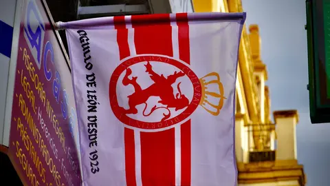 Banderas en balcones, cánticos en colegios y motos decoradas anuncian la llegada de una cita histórica: el duelo decisivo ante el Andorra.