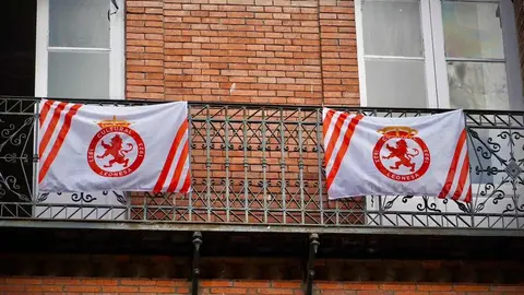 Banderas en balcones, cánticos en colegios y motos decoradas anuncian la llegada de una cita histórica: el duelo decisivo ante el Andorra.