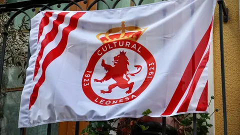 Banderas en balcones, cánticos en colegios y motos decoradas anuncian la llegada de una cita histórica: el duelo decisivo ante el Andorra.