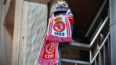 Banderas en balcones, cánticos en colegios y motos decoradas anuncian la llegada de una cita histórica: el duelo decisivo ante el Andorra.