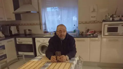 La historia de este empresario leonés redescubre las miserias de un sistema bancario implacable ante la urgencia social y la falta de acción de los sistemas de cobertura para personas en desprotección. Julián, que asume su destino con entereza y resignación, se muere mientras a nadie le ocupa su destino