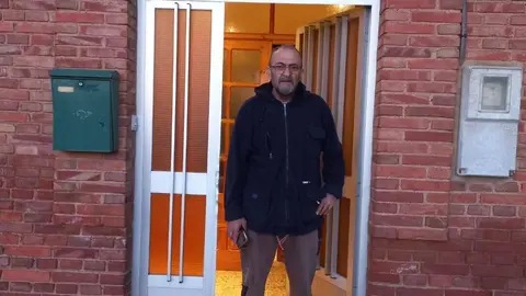 La historia de este empresario leonés redescubre las miserias de un sistema bancario implacable ante la urgencia social y la falta de acción de los sistemas de cobertura para personas en desprotección. Julián, que asume su destino con entereza y resignación, se muere mientras a nadie le ocupa su destino