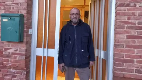 La historia de este empresario leonés redescubre las miserias de un sistema bancario implacable ante la urgencia social y la falta de acción de los sistemas de cobertura para personas en desprotección. Julián, que asume su destino con entereza y resignación, se muere mientras a nadie le ocupa su destino