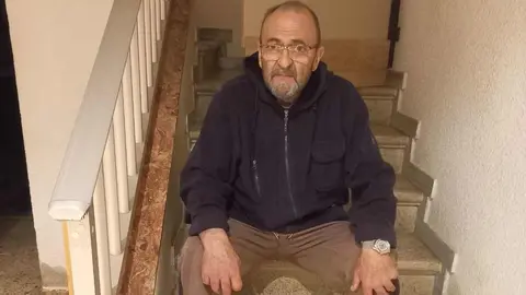 La historia de este empresario leonés redescubre las miserias de un sistema bancario implacable ante la urgencia social y la falta de acción de los sistemas de cobertura para personas en desprotección. Julián, que asume su destino con entereza y resignación, se muere mientras a nadie le ocupa su destino