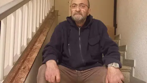 La historia de este empresario leonés redescubre las miserias de un sistema bancario implacable ante la urgencia social y la falta de acción de los sistemas de cobertura para personas en desprotección. Julián, que asume su destino con entereza y resignación, se muere mientras a nadie le ocupa su destino