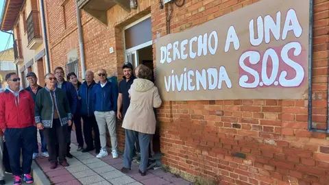 Vecinos de Santovenia arropan a Julián momentos antes de la llegada de la Guardia Civil para el desahucio.