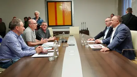 Reunión del presidente de la Diputación de León, Gerardo Álvarez Courel, y el vicepresidente Roberto Aller con el comité de empresa de Azucarera La Bañeza