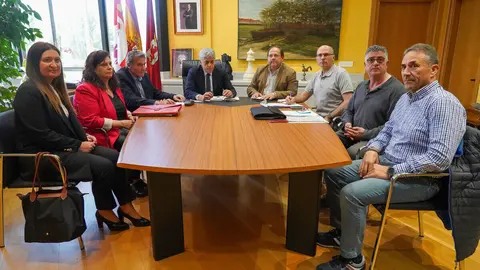 El delegado territorial de la Junta, Eduardo Diego y el alcalde de La Bañeza, Javier Carrera, se reúnen con el comité de empresa de la Azucarera