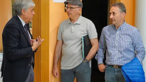 El delegado territorial de la Junta, Eduardo Diego y el alcalde de La Bañeza, Javier Carrera, se reúnen con el comité de empresa de la Azucarera
