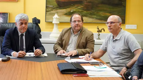 El delegado territorial de la Junta, Eduardo Diego y el alcalde de La Bañeza, Javier Carrera, se reúnen con el comité de empresa de la Azucarera