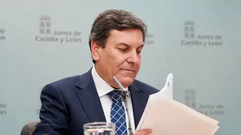 El consejero de Economía y Hacienda y portavoz, Carlos Fernández Carriedo, comparece en rueda de prensa posterior al Consejo de Gobierno.
