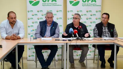 El secretario general de UPA en Castilla y León, Aurelio González, y su homólogo de la organización profesional agraria a nivel nacional, Ignacio Huertas, abordan la situación actual del sector del cereal en Castilla y León.