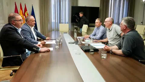 Reunión del presidente de la Diputación de León, Gerardo Álvarez Courel, y el vicepresidente Roberto Aller con el comité de empresa de Azucarera La Bañeza