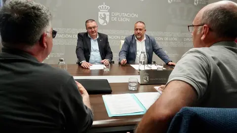 Reunión del presidente de la Diputación de León, Gerardo Álvarez Courel, y el vicepresidente Roberto Aller con el comité de empresa de Azucarera La Bañeza
