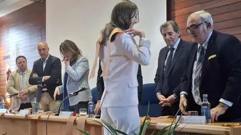 La Universidad de León (ULE) celebró este jueves el acto de graduación de la promoción 2020/2024 del Grado en Ingeniería Agraria. Una veintena de nuevos profesionales egresó de la Escuela de Ingeniería Agraria y Forestal en un contexto excepcional: el sector agrícola atraviesa una etapa de “paro cero”, con una elevada demanda de técnicos cualificados. Fotos: ULE | Ayto León