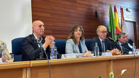 La Universidad de León (ULE) celebró este jueves el acto de graduación de la promoción 2020/2024 del Grado en Ingeniería Agraria. Una veintena de nuevos profesionales egresó de la Escuela de Ingeniería Agraria y Forestal en un contexto excepcional: el sector agrícola atraviesa una etapa de “paro cero”, con una elevada demanda de técnicos cualificados. Fotos: ULE | Ayto León