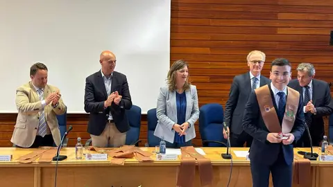 La Universidad de León (ULE) celebró este jueves el acto de graduación de la promoción 2020/2024 del Grado en Ingeniería Agraria. Una veintena de nuevos profesionales egresó de la Escuela de Ingeniería Agraria y Forestal en un contexto excepcional: el sector agrícola atraviesa una etapa de “paro cero”, con una elevada demanda de técnicos cualificados. Fotos: ULE | Ayto León