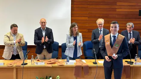 La Universidad de León (ULE) celebró este jueves el acto de graduación de la promoción 2020/2024 del Grado en Ingeniería Agraria. Una veintena de nuevos profesionales egresó de la Escuela de Ingeniería Agraria y Forestal en un contexto excepcional: el sector agrícola atraviesa una etapa de “paro cero”, con una elevada demanda de técnicos cualificados. Fotos: ULE | Ayto León