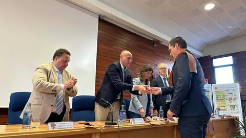 La Universidad de León (ULE) celebró este jueves el acto de graduación de la promoción 2020/2024 del Grado en Ingeniería Agraria. Una veintena de nuevos profesionales egresó de la Escuela de Ingeniería Agraria y Forestal en un contexto excepcional: el sector agrícola atraviesa una etapa de “paro cero”, con una elevada demanda de técnicos cualificados. Fotos: ULE | Ayto León