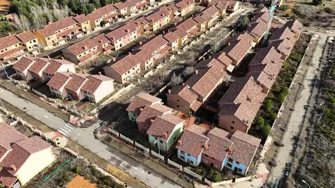Quince años después de quedar atrapada en una compleja maraña legal y urbanística, la promoción inmobiliaria de Las Quintas, en el municipio leonés de Valdefresno, vuelve a la vida. Aquella ambiciosa urbanización de chalets de lujo proyectada en el área de Las Lomas, que pasó de un plan inicial de 280 viviendas a apenas 150 ejecutadas, de las cuales 127 quedaron sin poder ser entregadas, encuentra hoy un nuevo horizonte de desarrollo.