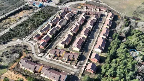 Quince años después de quedar atrapada en una compleja maraña legal y urbanística, la promoción inmobiliaria de Las Quintas, en el municipio leonés de Valdefresno, vuelve a la vida. Aquella ambiciosa urbanización de chalets de lujo proyectada en el área de Las Lomas, que pasó de un plan inicial de 280 viviendas a apenas 150 ejecutadas, de las cuales 127 quedaron sin poder ser entregadas, encuentra hoy un nuevo horizonte de desarrollo.