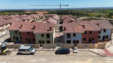 Quince años después de quedar atrapada en una compleja maraña legal y urbanística, la promoción inmobiliaria de Las Quintas, en el municipio leonés de Valdefresno, vuelve a la vida. Aquella ambiciosa urbanización de chalets de lujo proyectada en el área de Las Lomas, que pasó de un plan inicial de 280 viviendas a apenas 150 ejecutadas, de las cuales 127 quedaron sin poder ser entregadas, encuentra hoy un nuevo horizonte de desarrollo.