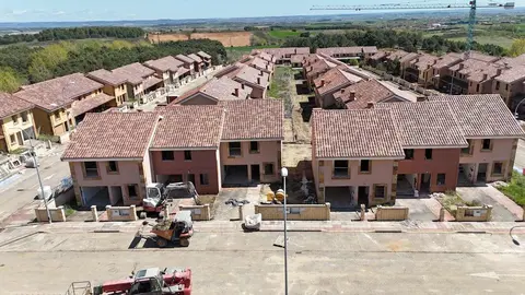 Quince años después de quedar atrapada en una compleja maraña legal y urbanística, la promoción inmobiliaria de Las Quintas, en el municipio leonés de Valdefresno, vuelve a la vida. Aquella ambiciosa urbanización de chalets de lujo proyectada en el área de Las Lomas, que pasó de un plan inicial de 280 viviendas a apenas 150 ejecutadas, de las cuales 127 quedaron sin poder ser entregadas, encuentra hoy un nuevo horizonte de desarrollo.