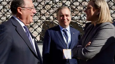 La vicepresidenta de la Junta, Isabel Blanco, inaugura el IV Encuentro Trilateral de la Asociación para el Progreso de la Dirección (APD), que reúne a líderes institucionales y empresariales del noroeste peninsular en la capital leonesa, junto al presidente de la entidad, Carlos Moro