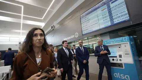 El presidente de la Junta, Alfonso Fernández Mañueco, presenta las actuaciones de mejora y modernización llevadas a cabo en la estación de autobuses de Ponferrada
