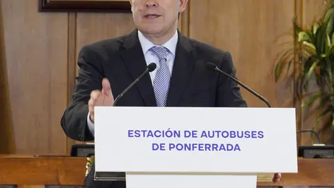 El presidente de la Junta, Alfonso Fernández Mañueco, presenta las actuaciones de mejora y modernización llevadas a cabo en la estación de autobuses de Ponferrada