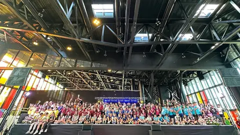 La Gala Municipal del Deporte llena el Palacio de Exposiciones con deporte, valores e integración. Más de 600 escolares y 75 equipos fueron homenajeados en una cita multitudinaria que reunió a autoridades, clubes, federaciones y familias para celebrar una temporada brillante del deporte base en León. Fotos: Ayto León
