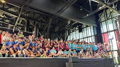 La Gala Municipal del Deporte llena el Palacio de Exposiciones con deporte, valores e integración. Más de 600 escolares y 75 equipos fueron homenajeados en una cita multitudinaria que reunió a autoridades, clubes, federaciones y familias para celebrar una temporada brillante del deporte base en León. Fotos: Ayto León