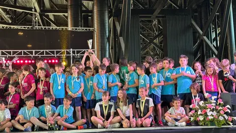 La Gala Municipal del Deporte llena el Palacio de Exposiciones con deporte, valores e integración. Más de 600 escolares y 75 equipos fueron homenajeados en una cita multitudinaria que reunió a autoridades, clubes, federaciones y familias para celebrar una temporada brillante del deporte base en León. Fotos: Ayto León