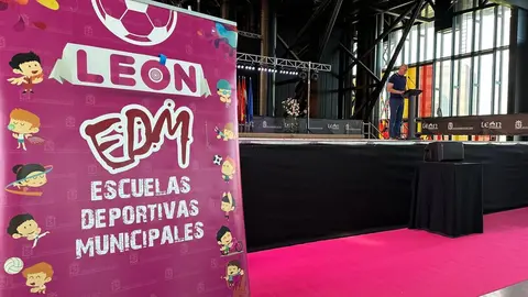 La Gala Municipal del Deporte llena el Palacio de Exposiciones con deporte, valores e integración. Más de 600 escolares y 75 equipos fueron homenajeados en una cita multitudinaria que reunió a autoridades, clubes, federaciones y familias para celebrar una temporada brillante del deporte base en León. Fotos: Ayto León