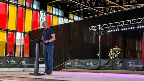 La Gala Municipal del Deporte llena el Palacio de Exposiciones con deporte, valores e integración. Más de 600 escolares y 75 equipos fueron homenajeados en una cita multitudinaria que reunió a autoridades, clubes, federaciones y familias para celebrar una temporada brillante del deporte base en León. Fotos: Ayto León