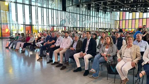 La Gala Municipal del Deporte llena el Palacio de Exposiciones con deporte, valores e integración. Más de 600 escolares y 75 equipos fueron homenajeados en una cita multitudinaria que reunió a autoridades, clubes, federaciones y familias para celebrar una temporada brillante del deporte base en León. Fotos: Ayto León