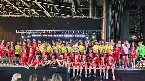 La Gala Municipal del Deporte llena el Palacio de Exposiciones con deporte, valores e integración. Más de 600 escolares y 75 equipos fueron homenajeados en una cita multitudinaria que reunió a autoridades, clubes, federaciones y familias para celebrar una temporada brillante del deporte base en León. Fotos: Ayto León