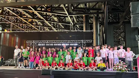 La Gala Municipal del Deporte llena el Palacio de Exposiciones con deporte, valores e integración. Más de 600 escolares y 75 equipos fueron homenajeados en una cita multitudinaria que reunió a autoridades, clubes, federaciones y familias para celebrar una temporada brillante del deporte base en León. Fotos: Ayto León
