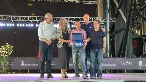 La Gala Municipal del Deporte llena el Palacio de Exposiciones con deporte, valores e integración. Más de 600 escolares y 75 equipos fueron homenajeados en una cita multitudinaria que reunió a autoridades, clubes, federaciones y familias para celebrar una temporada brillante del deporte base en León. Fotos: Ayto León